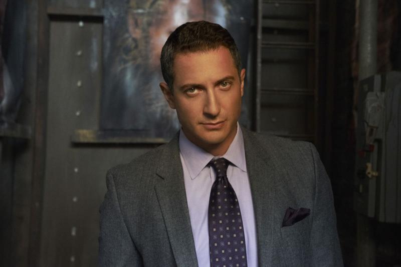 Sasha-Roiz-as-Captain-Sean-Renard-grimm-33631878-2047-1366.jpg